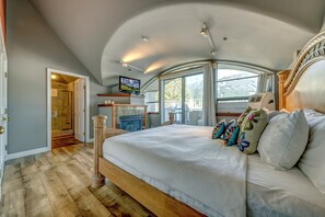 5 bedrooms, desk, WiFi, bed sheets - The Royal Suite – 5-Minute Walk to the Slopes, Private Hot Tub with Mountain Views, Sauna (Whistler)