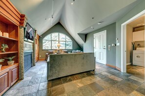 Smart TV, fireplace, table tennis, stereo - The Royal Suite – 5-Minute Walk to the Slopes, Private Hot Tub with Mountain Views, Sauna (Whistler)