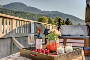 Property grounds - The Royal Suite – 5-Minute Walk to the Slopes, Private Hot Tub with Mountain Views, Sauna (Whistler)