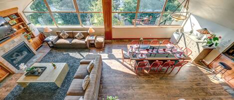 TV connectée, cheminée, table de tennis de table, chaîne hi-fi