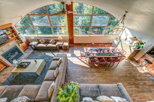 Smart TV, fireplace, table tennis, stereo - The Royal Suite – 5-Minute Walk to the Slopes, Private Hot Tub with Mountain Views, Sauna (Whistler)