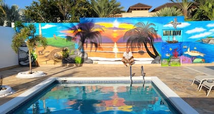 2min walk to Tres Trapi, Boca Catalina & Malmok Beach. Family friendly!!