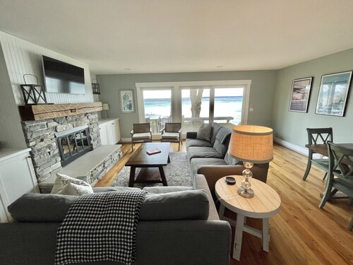 Breathtaking waterfront, 3 bed,2 bath waterfront cottage w SUP’s 3 kayak & bikes