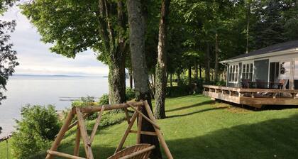 Breathtaking waterfront, 3 bed,2 bath waterfront cottage w SUP’s 3 kayak & bikes