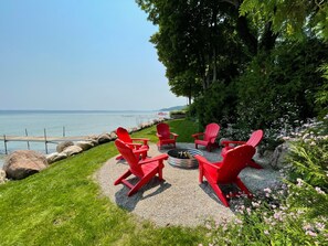 Property grounds - Breathtaking waterfront, 3 bed,2 bath waterfront cottage w SUP’s 3 kayak & bikes (Suttons Bay)