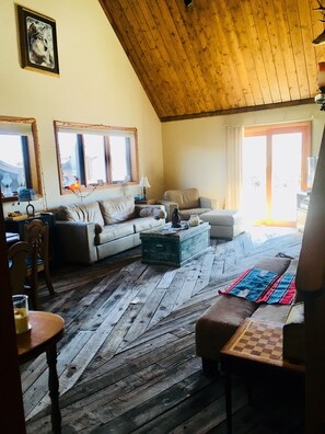 Una Smart TV, una chimenea, libros