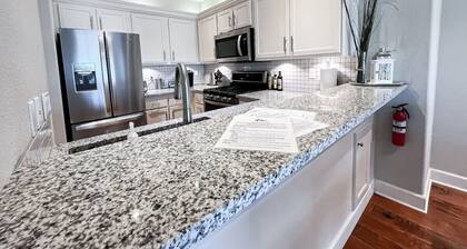 Modern Portland Condo, Near Zupan’s, OHSU, River Trails, Dining & Skyline Views