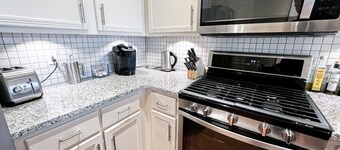 Modern Portland Condo | Near Zupan’s, OHSU, River Trails, Dining & Skyline Views
