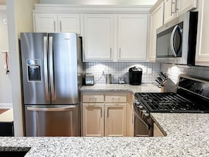 Fridge, microwave, oven, stovetop - Modern Portland Condo,  Near Zupan’s, OHSU, River Trails, Dining & Skyline Views (Portland)