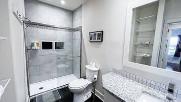 Tina, secadora de cabello, toallas, papel de baño