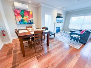 Dining - Modern Portland Condo,  Near Zupan’s, OHSU, River Trails, Dining & Skyline Views (Portland)