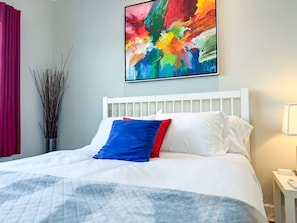 2 bedrooms, iron/ironing board, free WiFi - Modern Portland Condo,  Near Zupan’s, OHSU, River Trails, Dining & Skyline Views (Portland)
