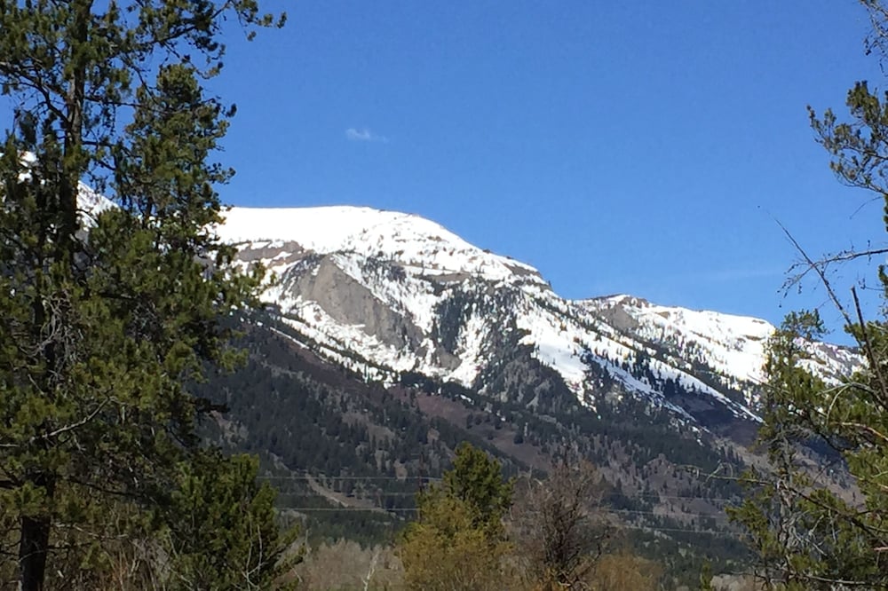 Majestic Views, Peaceful Setting!
