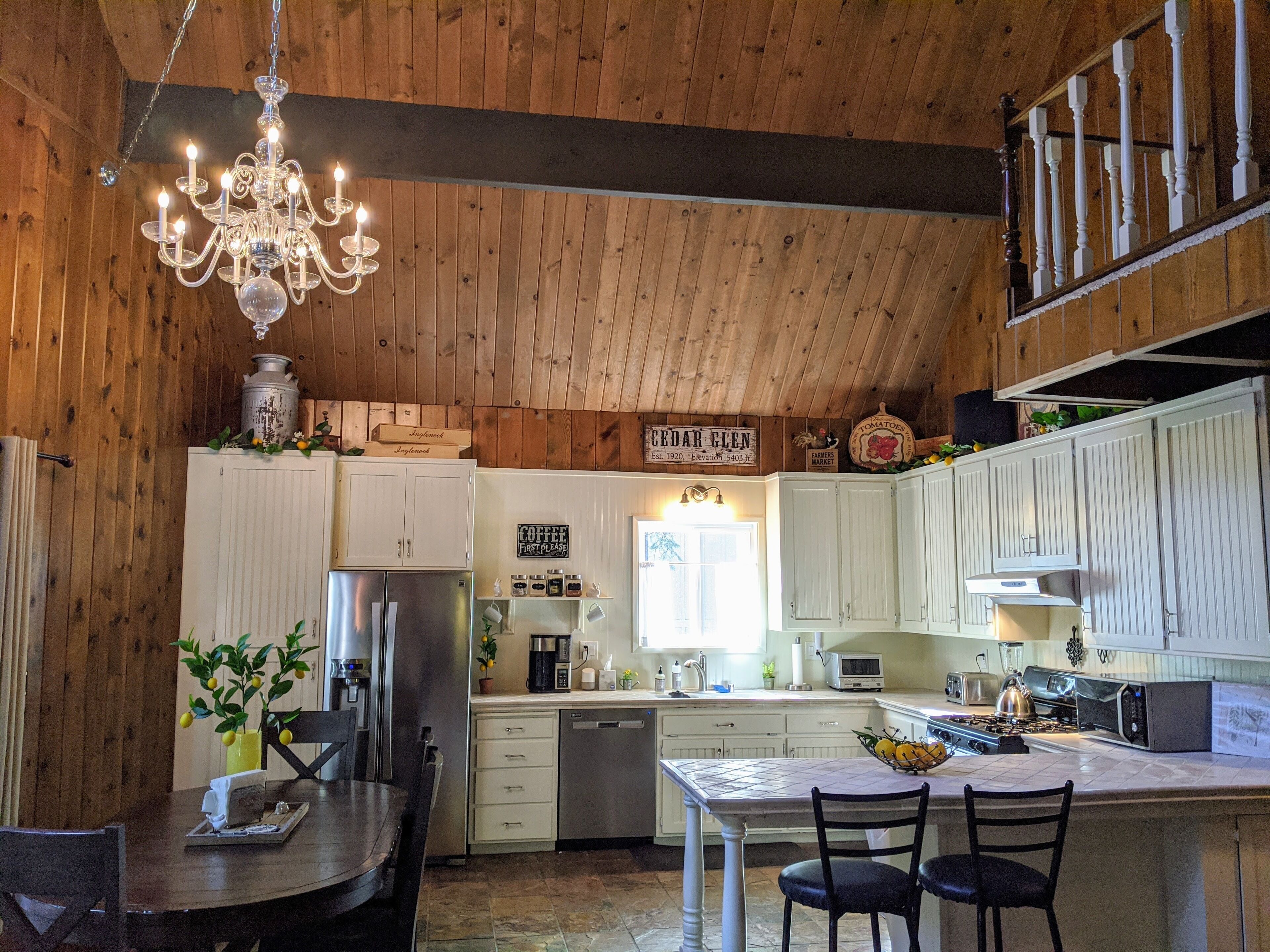 Serene mountain retreat! Come relax in our quiet, cozy cabin surrounded by trees