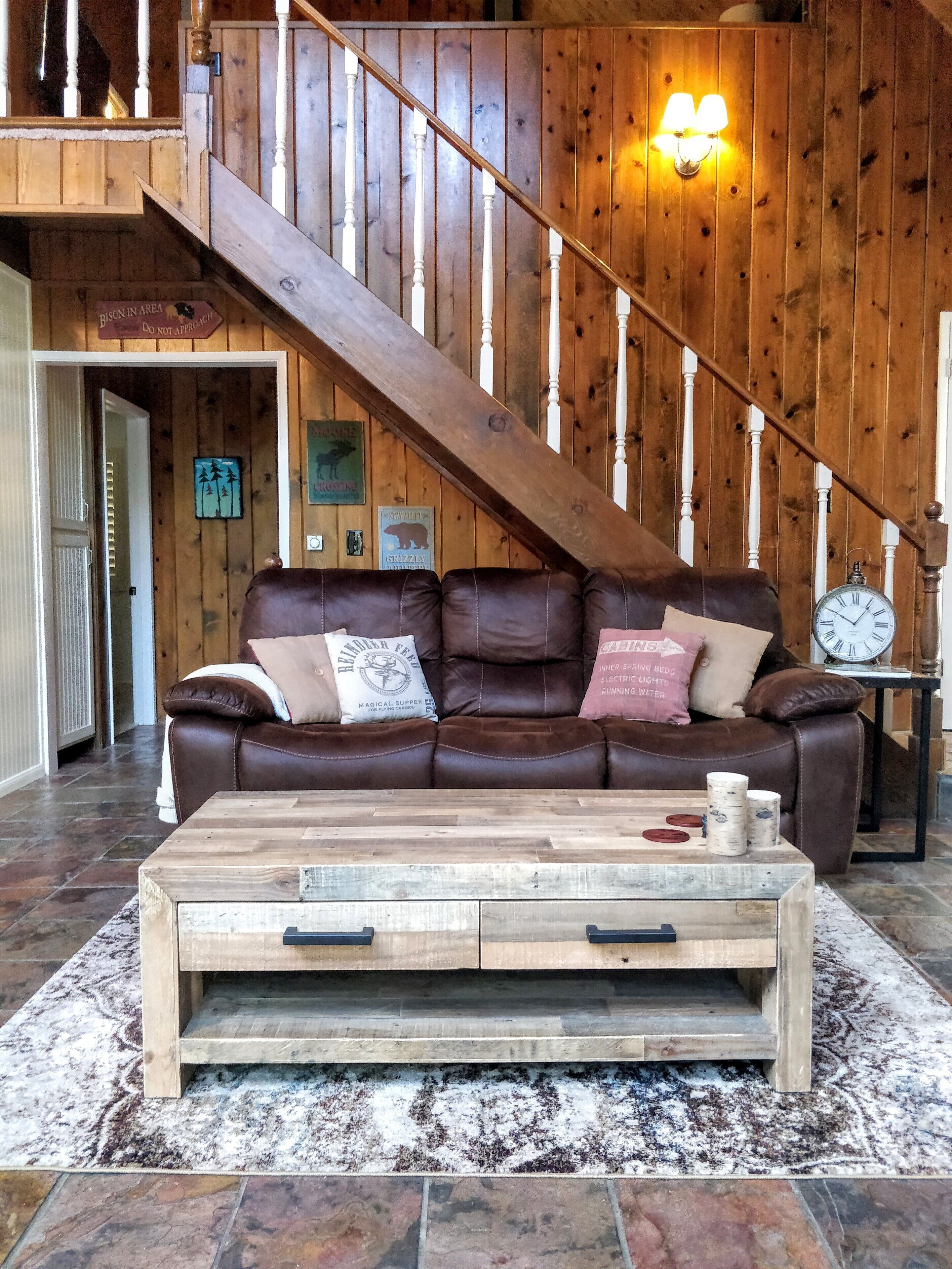 Serene mountain retreat! Come relax in our quiet, cozy cabin surrounded by trees