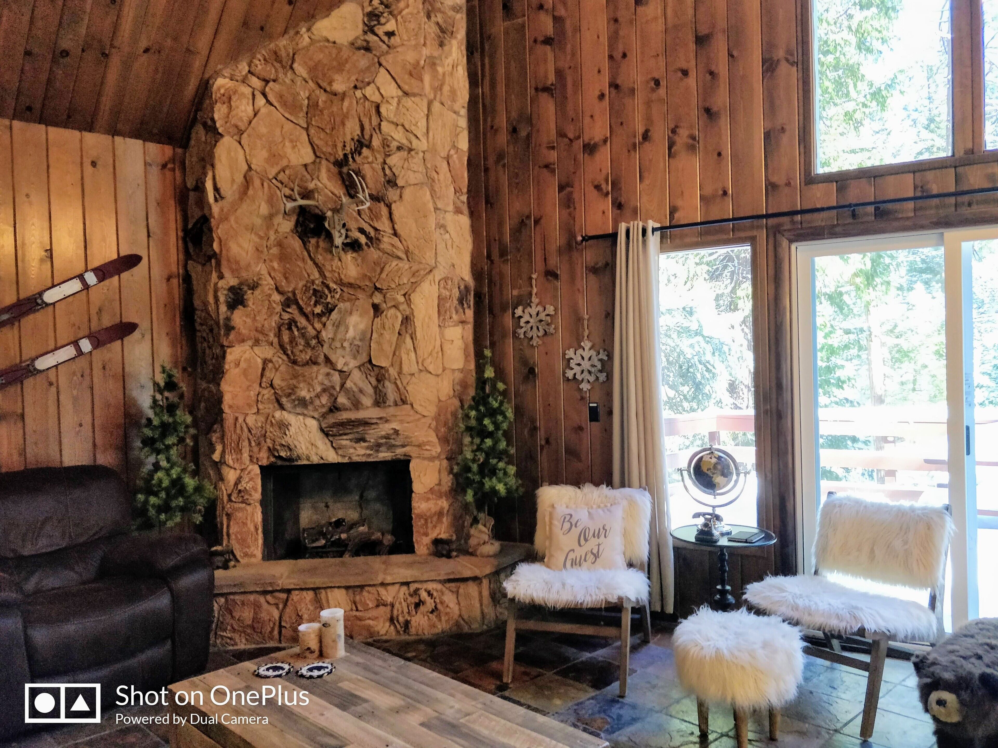 Serene mountain retreat! Come relax in our quiet, cozy cabin surrounded by trees