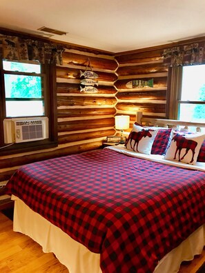 3 bedrooms, Egyptian cotton sheets, iron/ironing board, free WiFi - Authentic Log Cabin on Beautiful Silver Lake. Pet Friendly! (Traverse City)