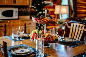 Dining - Authentic Log Cabin on Beautiful Silver Lake. Pet Friendly! (Traverse City)