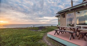 Outdoor dining - Unique Coastal 3-Hexagon home right on the Pacific Ocean with Wi-Fi! (Caspar)