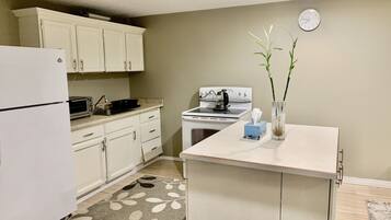 Fridge, oven, stovetop, cookware/dishes/utensils