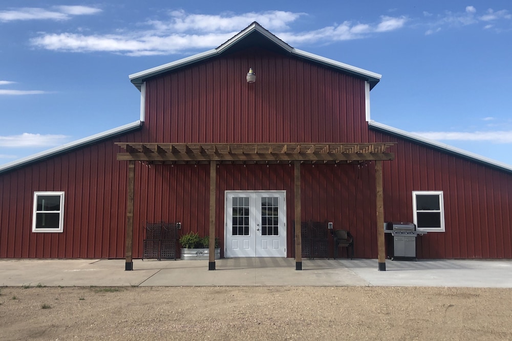 Perfect lodging for fishermen, hunters and family gatherings! Sleeping for 12.