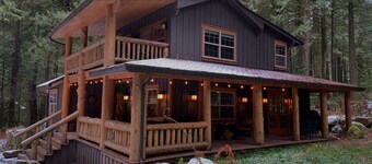 Summer availCozy, luxury cabin on 2 creeks, wood burning  fireplace, log gazebo.