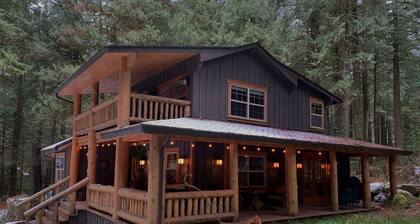 Summer availCozy, luxury cabin on 2 creeks, wood burning fireplace, log gazebo.