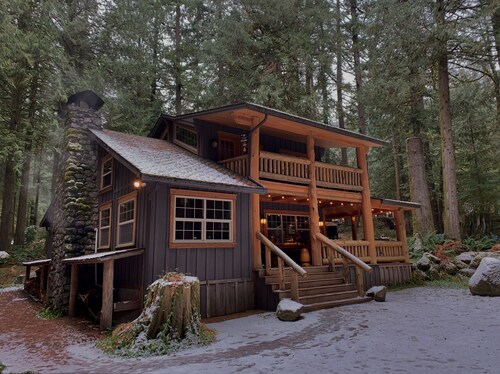  End of Feb. snow discount!  On 2 creeks, wood burning fireplc, log gazebo.