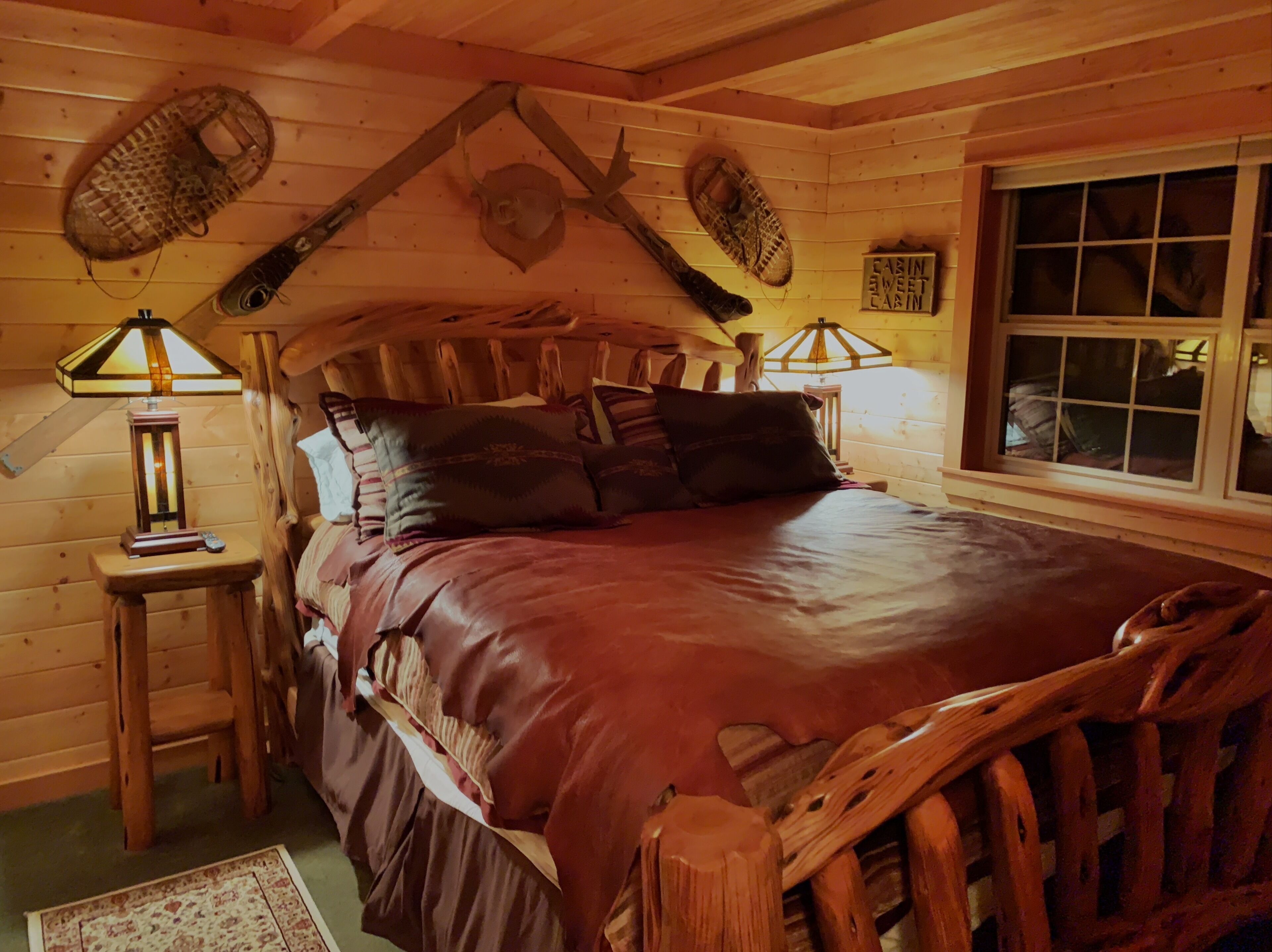 Fall dates avail! Cozy, luxury  cabin, on 2 flowing creeks,  log gazebo.