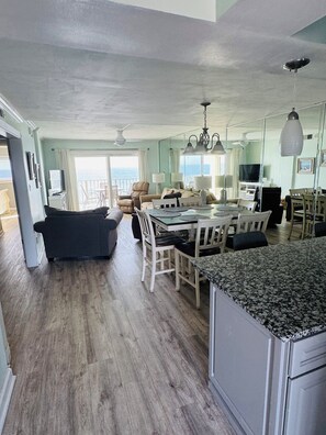 Smart-TV, DVD-spiller, bøker og stereoanlegg