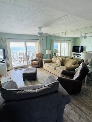 Smart-TV, DVD-spiller, bøker og stereoanlegg