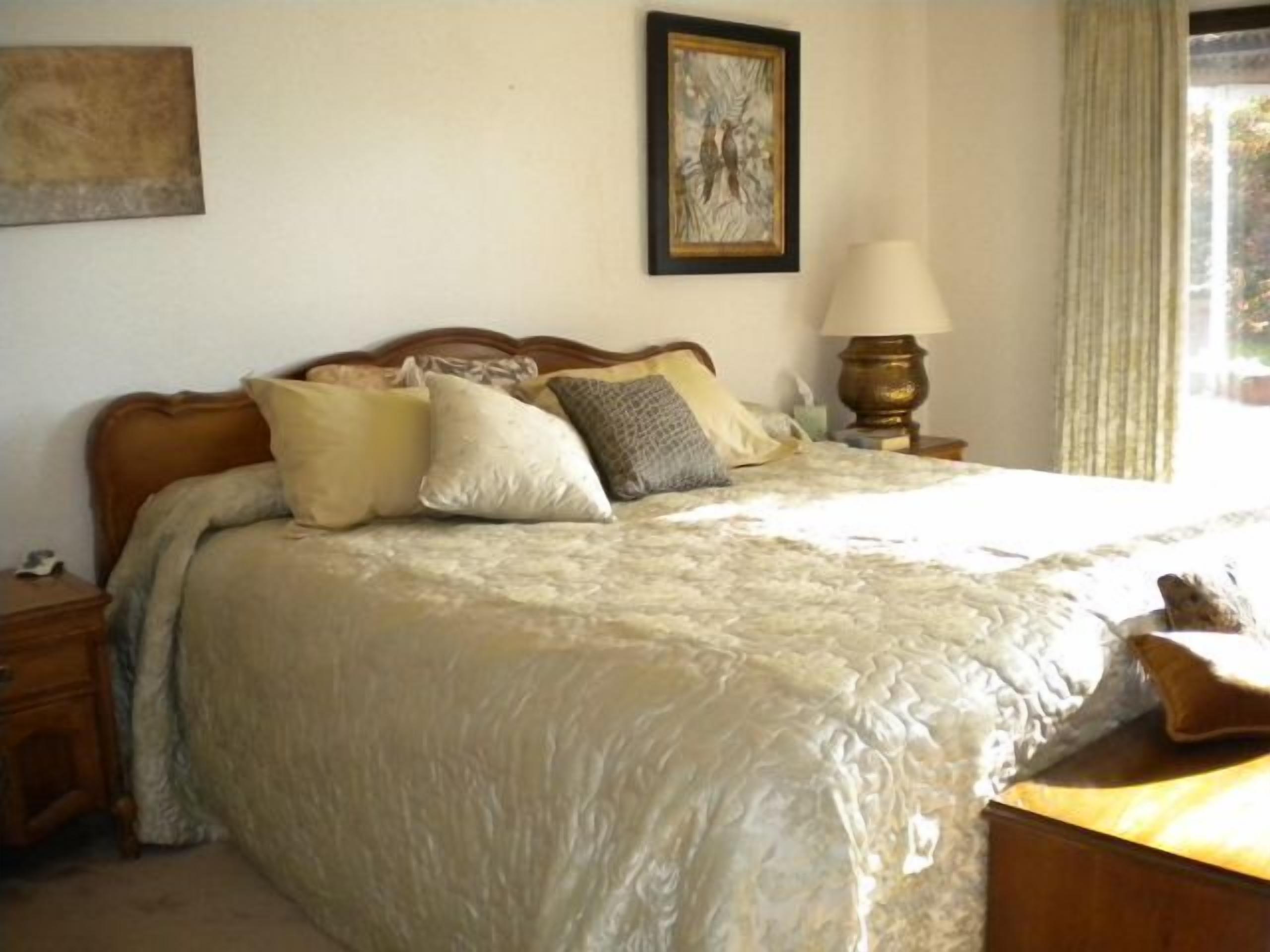 Beautiful European-Style Home Across from Golf Course W/Pool