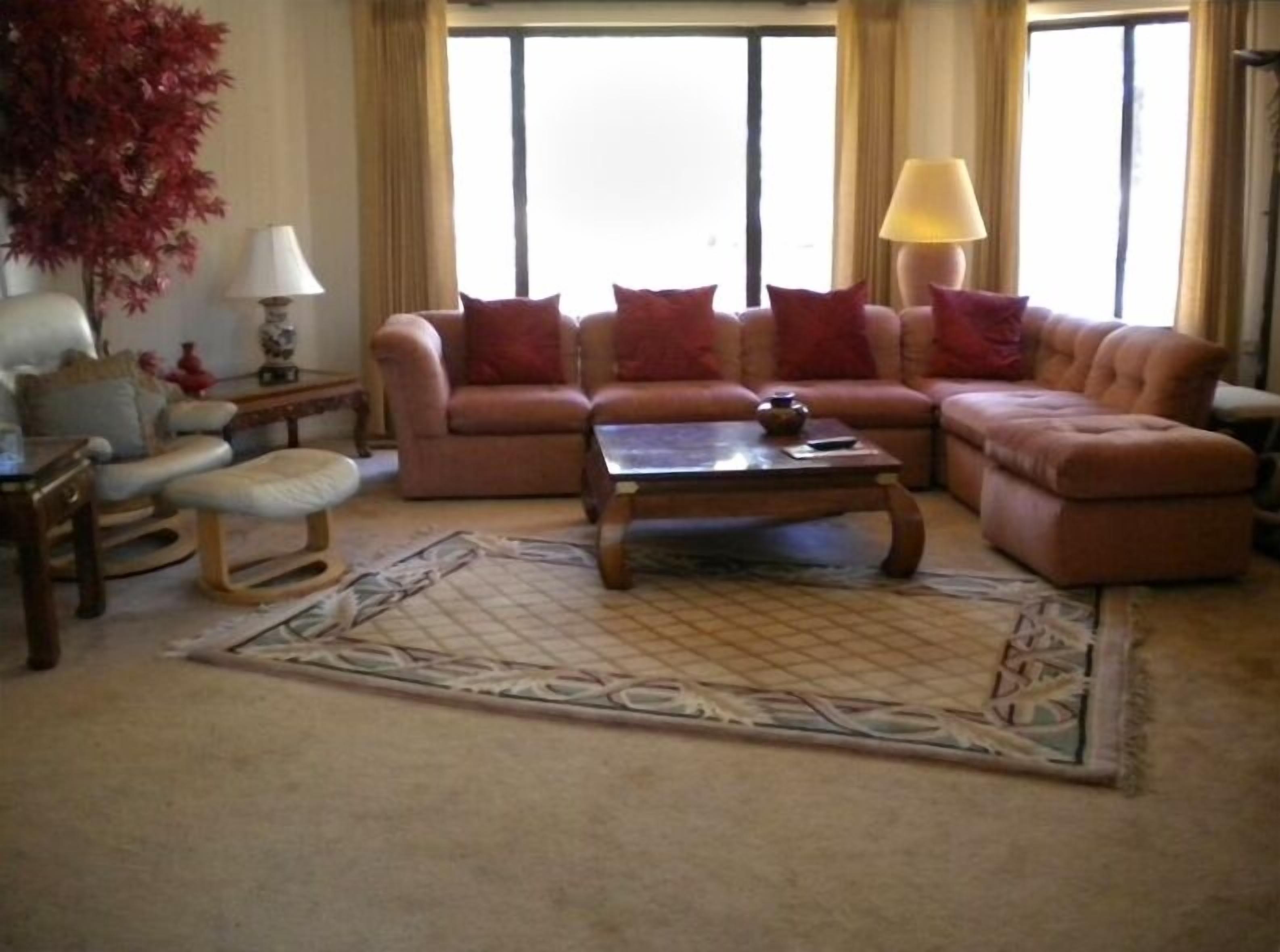 Beautiful European-Style Home Across from Golf Course W/Pool