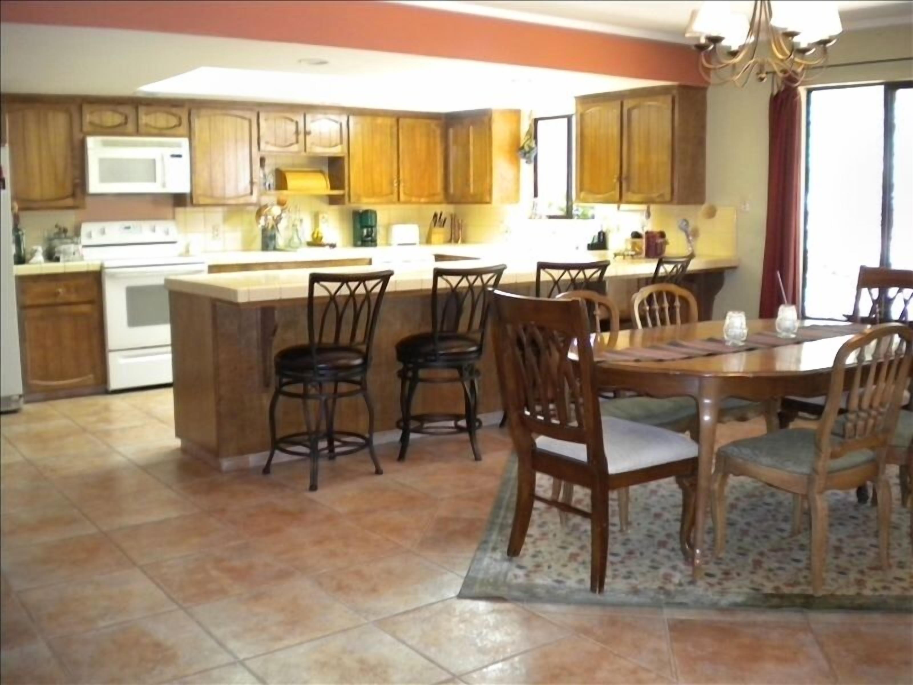 Beautiful European-Style Home Across from Golf Course W/Pool