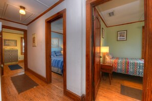 3 slaapkamers, een strijkplank/strijkijzer, gratis wifi, beddengoed