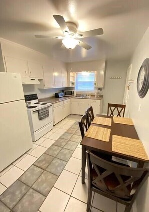 Een koelkast, een magnetron, een oven, een kookplaat