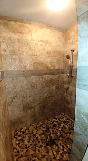 Shower, eco-friendly toiletries, hair dryer, towels - Book now for hunting and ski seasons. Huge mountain views! (Pagosa Springs)