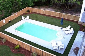 Una piscina cubierta, una piscina al aire libre