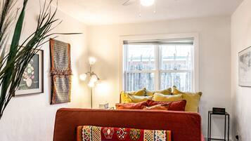 TV connectée, cheminée, table de tennis de table, livres