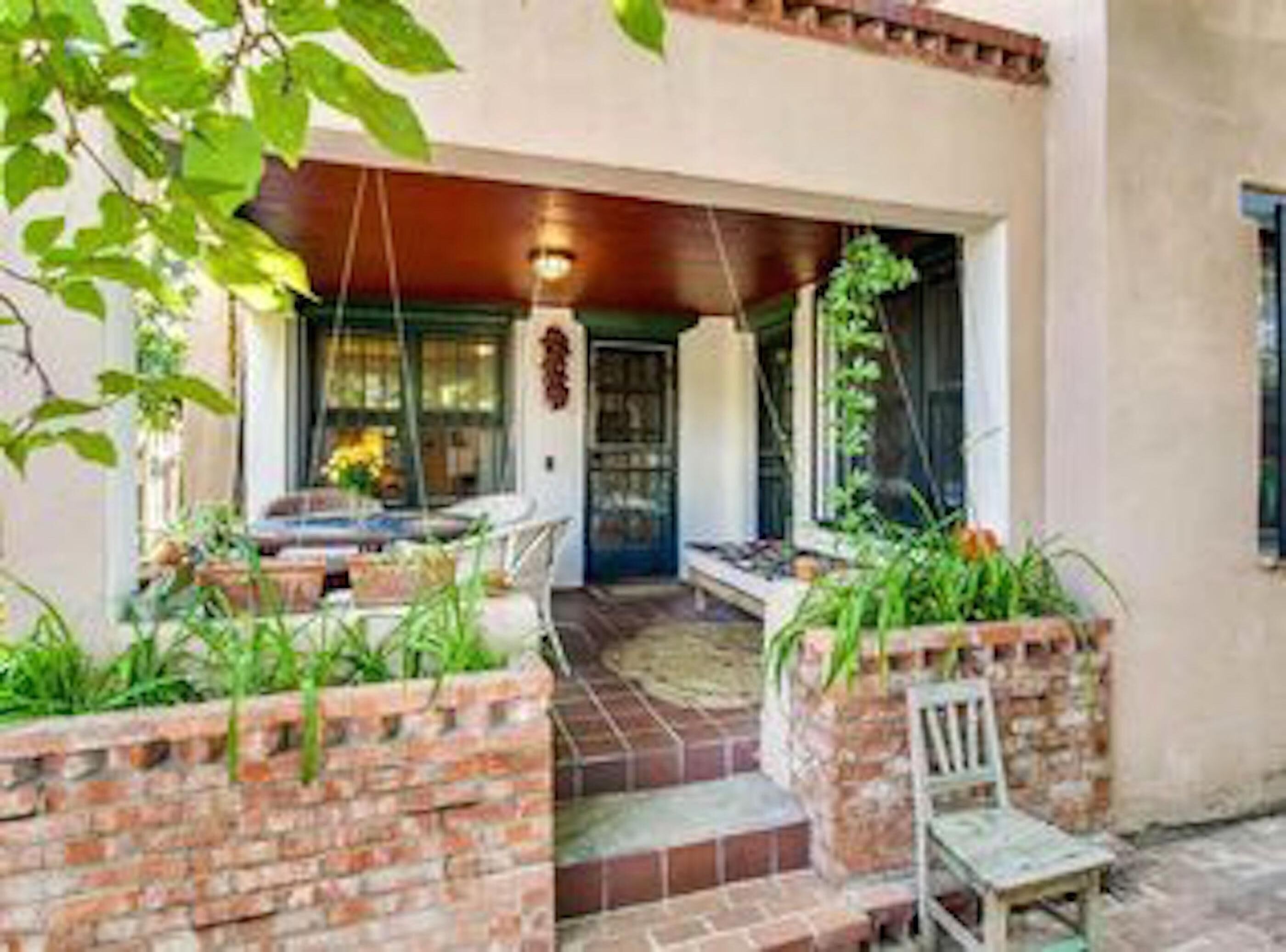 Perfect downtown location in historic district- 9.5 walk score!