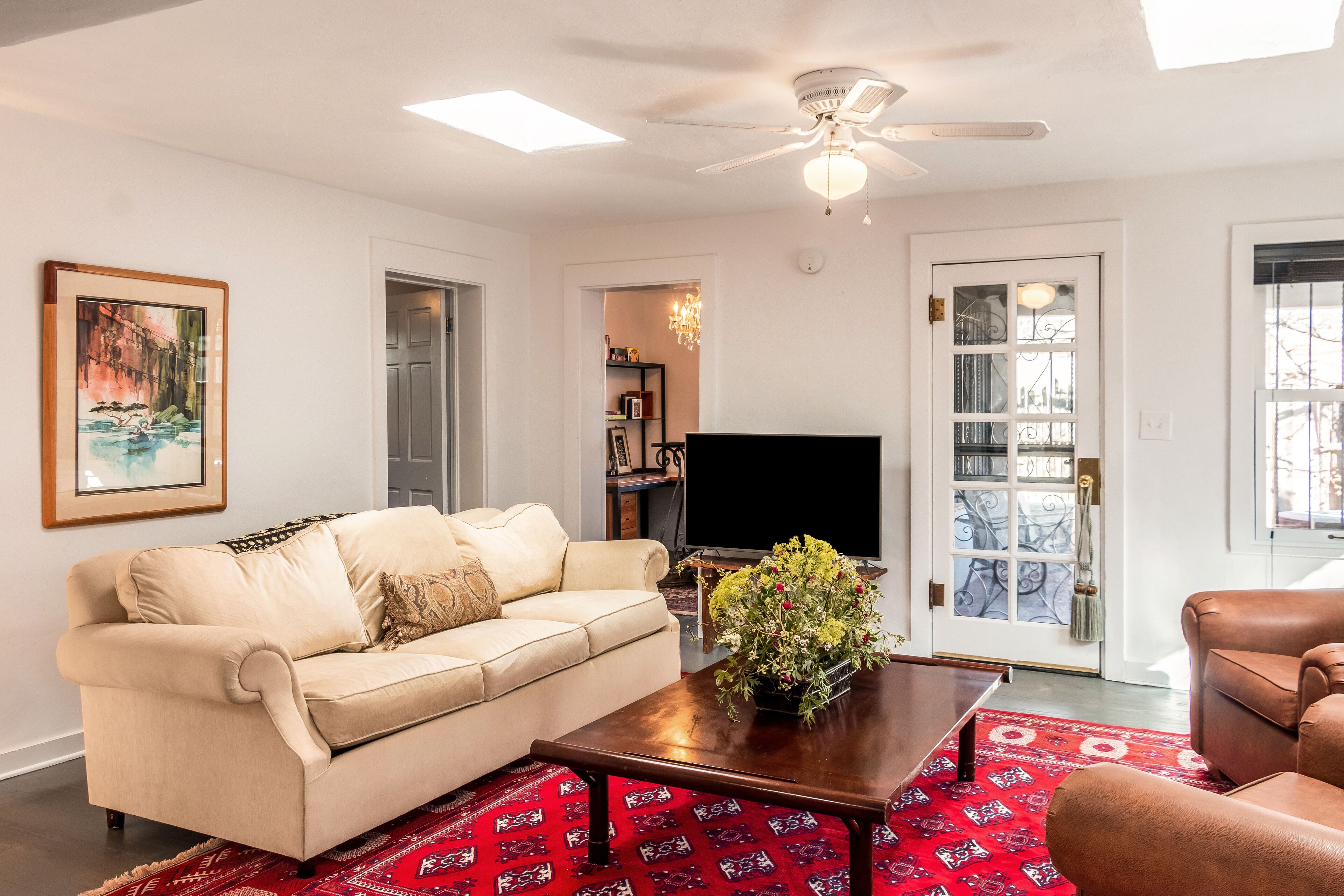 Perfect downtown location in historic district- 9.5 walk score!