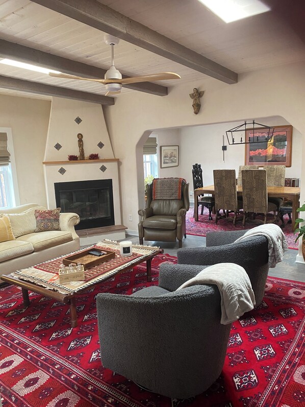 Smart TV, fireplace, table tennis, books - Perfect downtown location in historic district- 9.5 walk score! Historic home. (Santa Fe)