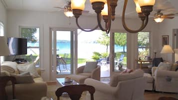 TV connectée, cheminée, livres, espaces bureaux