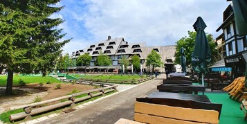Un parque con un edificio de diseño único y techo geométrico.