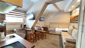 Lägenhet Deluxe - utsikt mot bergen | Värdeförvaringsskåp på rummet, individuell inredning och unika möbler