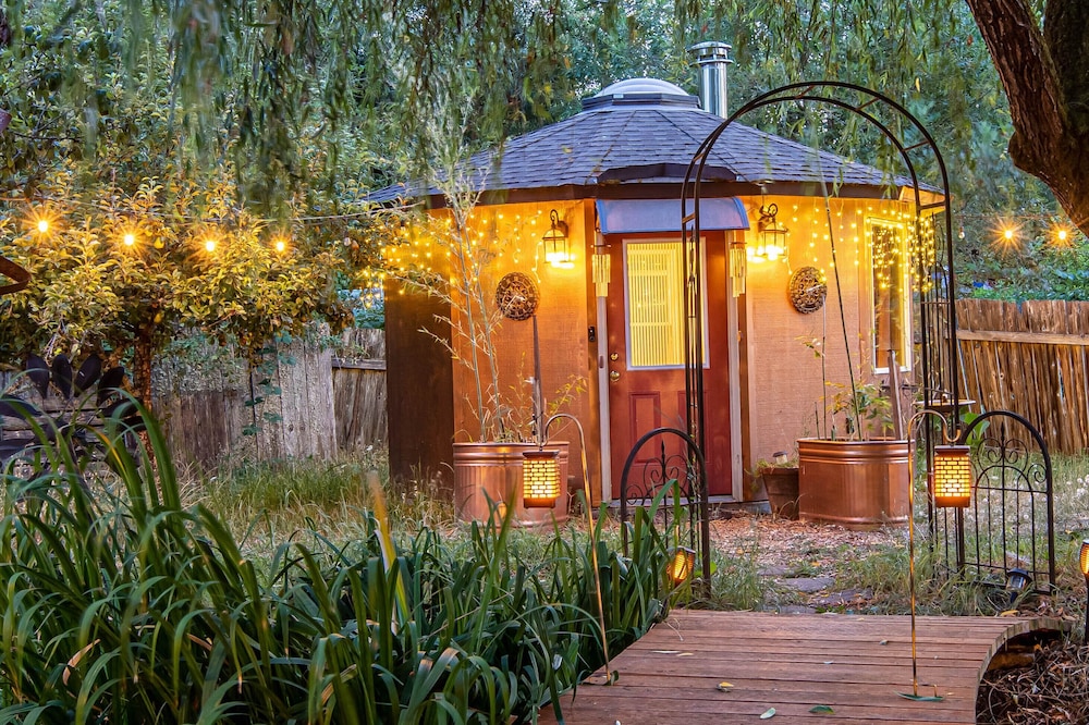 ☯ Private Roundhouse … Enchanting! (Not in a Box!)