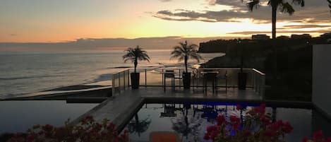 Een buitenzwembad, een verwarmd zwembad