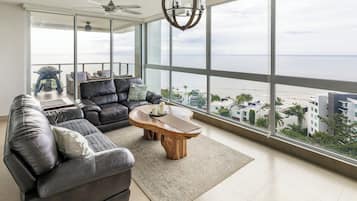 TV connectée, table de tennis de table, livres, chaßne hi-fi