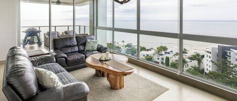 TV connectée, table de tennis de table, livres, chaîne hi-fi