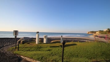 En la playa, camastros y toallas de playa